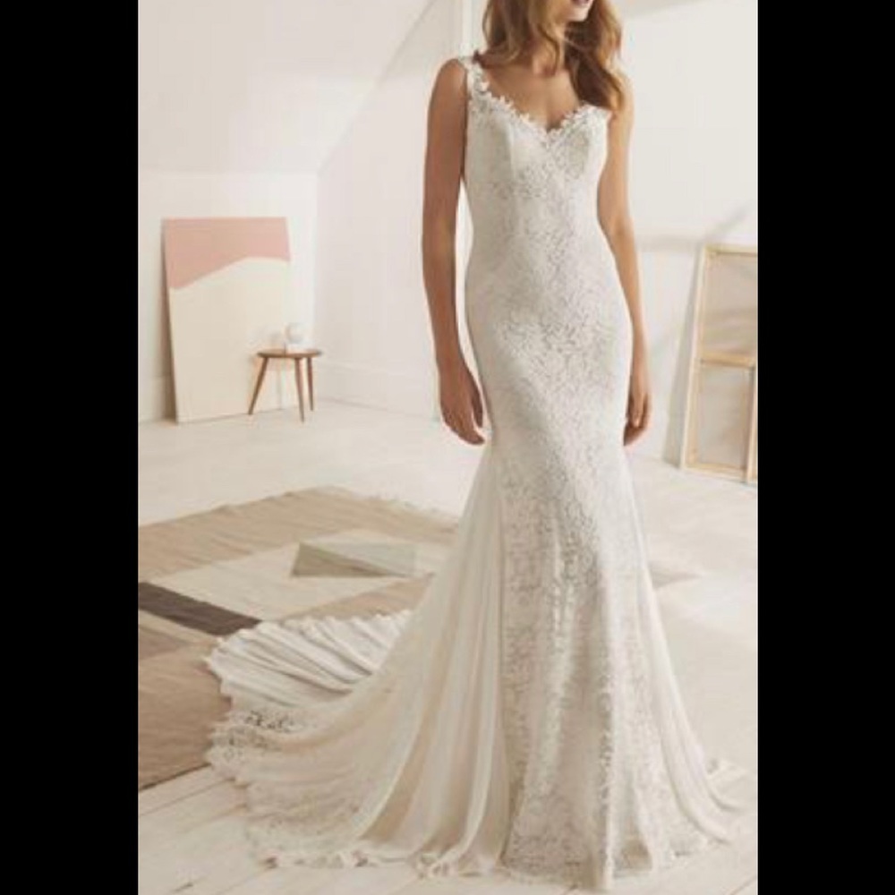 Wedding dress, called off wedding want gone.